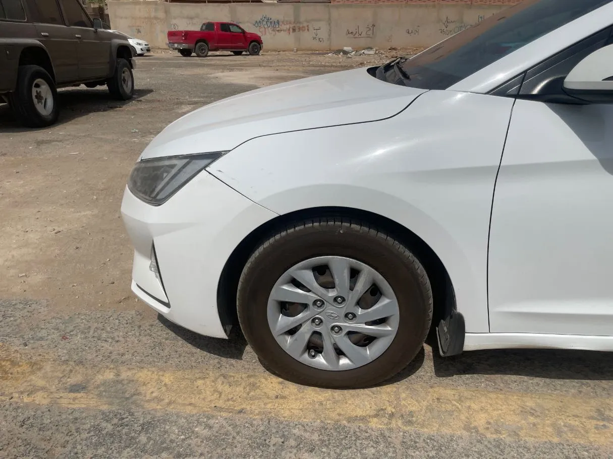 Car image 9