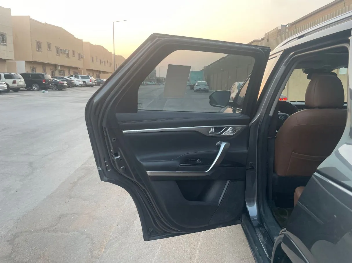 Car image 13