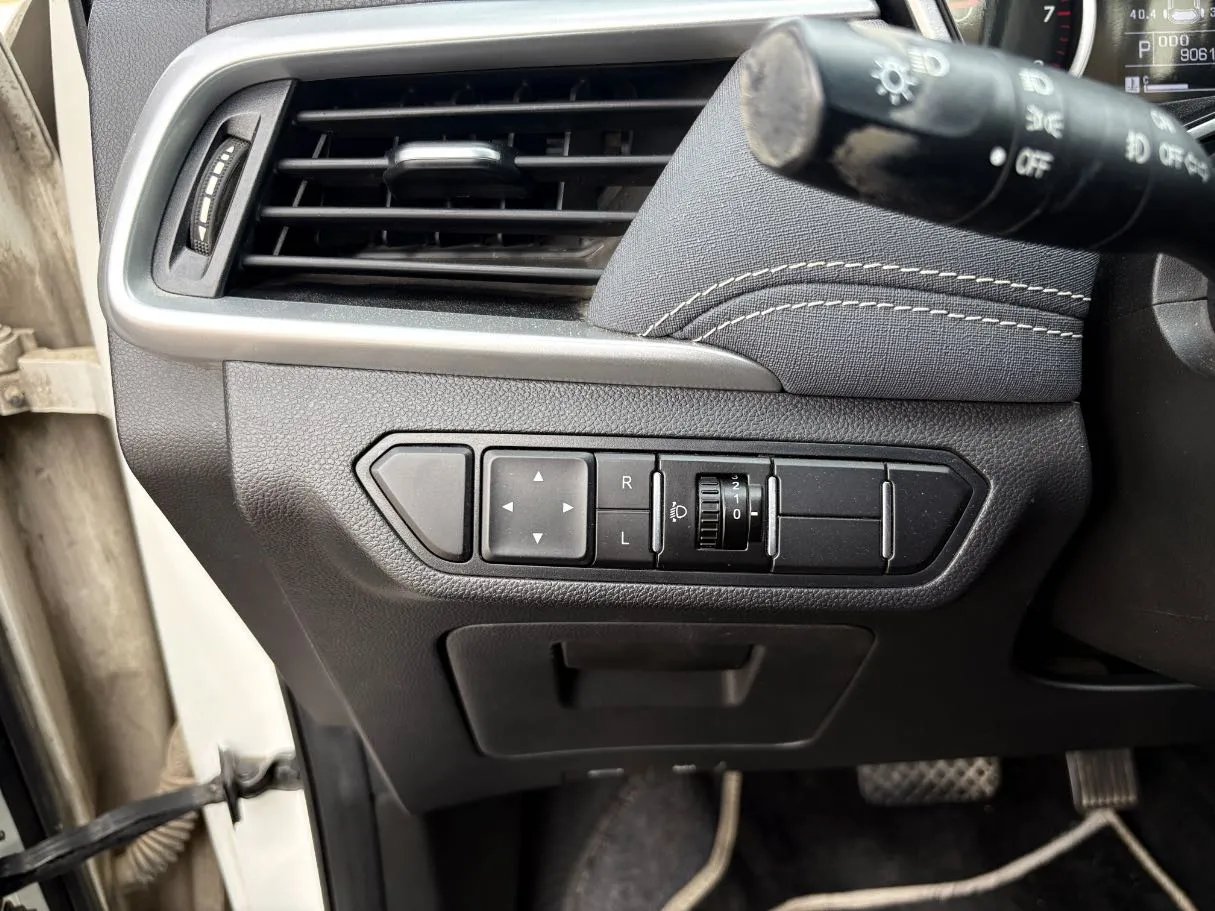 Car image 27