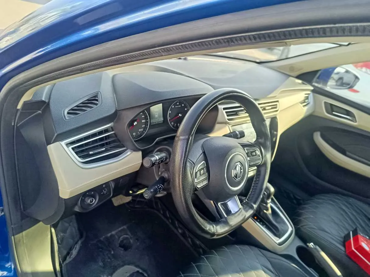 Car image 14