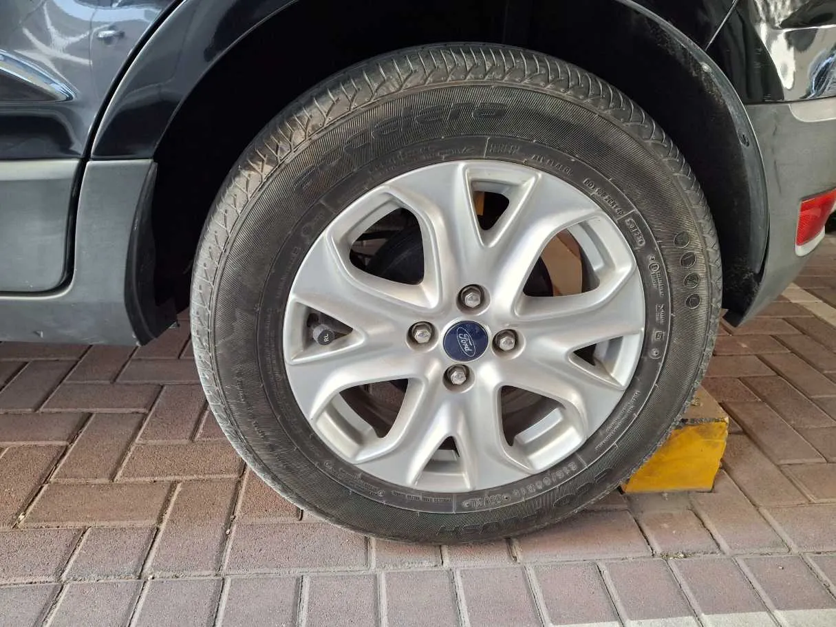 Car image 9