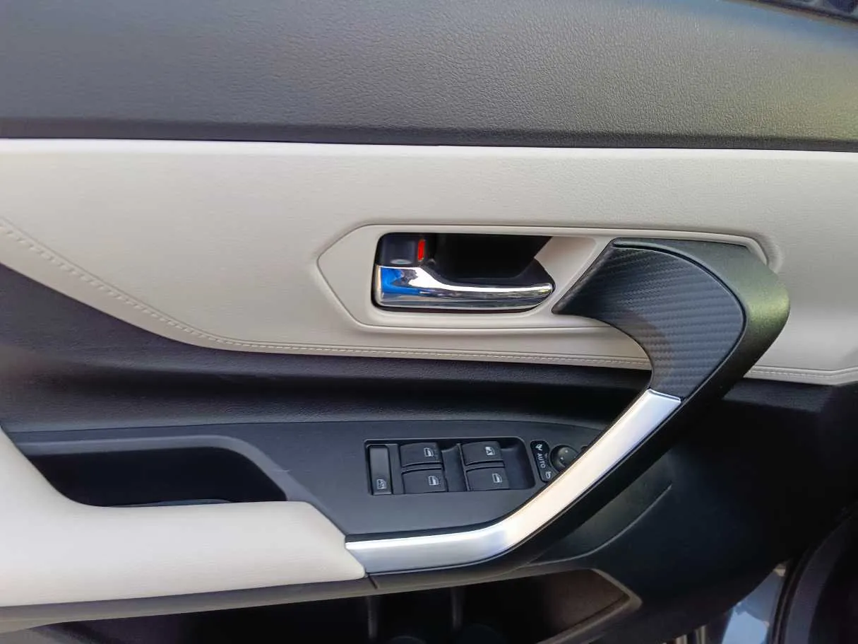 Car image 30