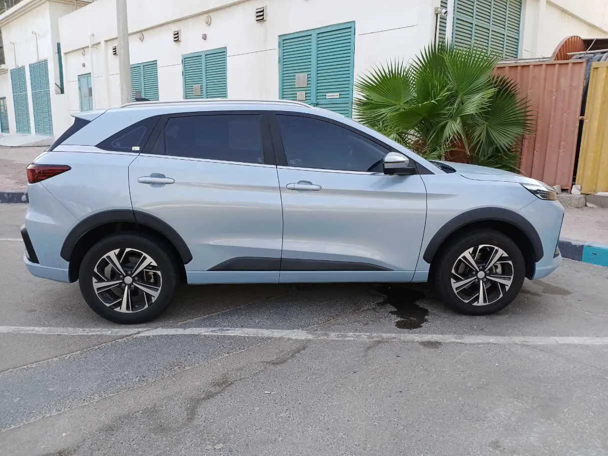 Car image 4