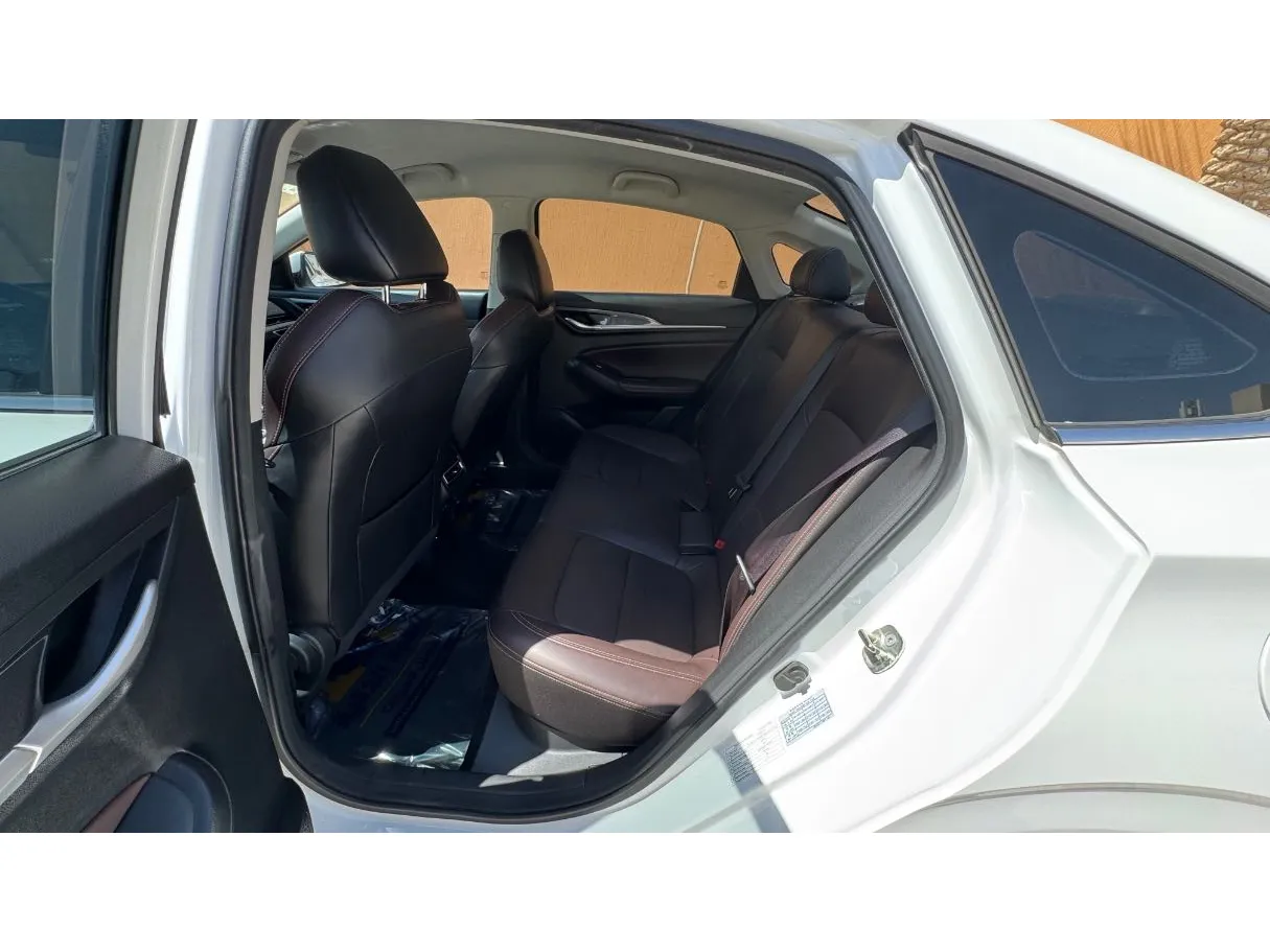 Car image 12