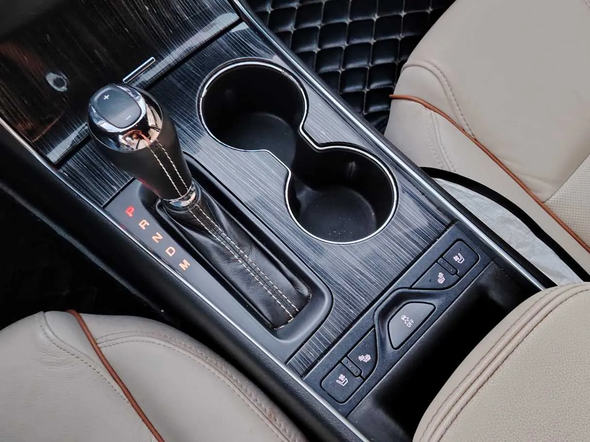 Car image 19