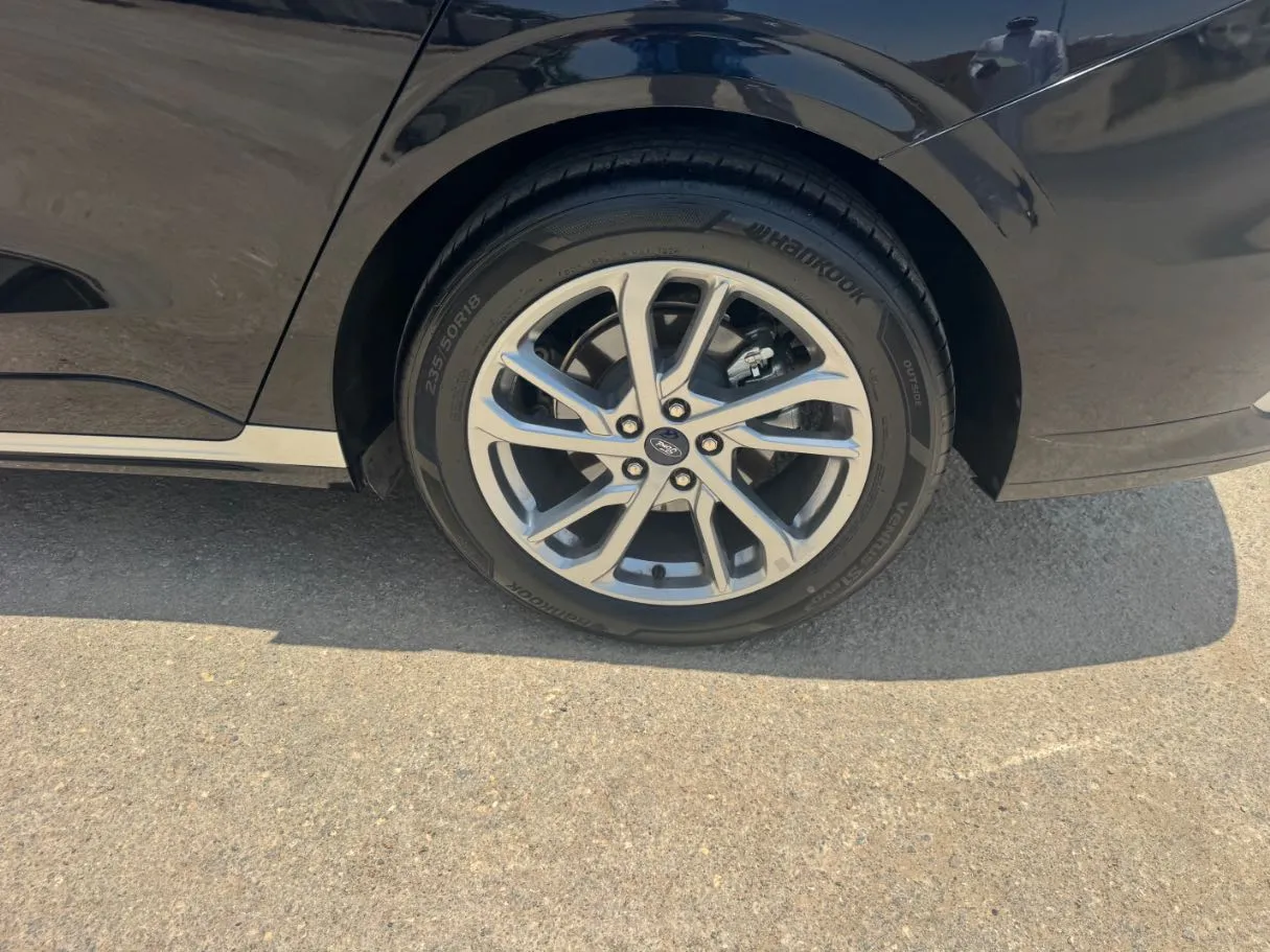 Car image 9