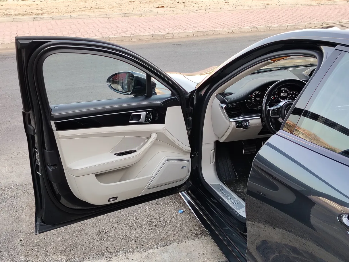 Car image 11