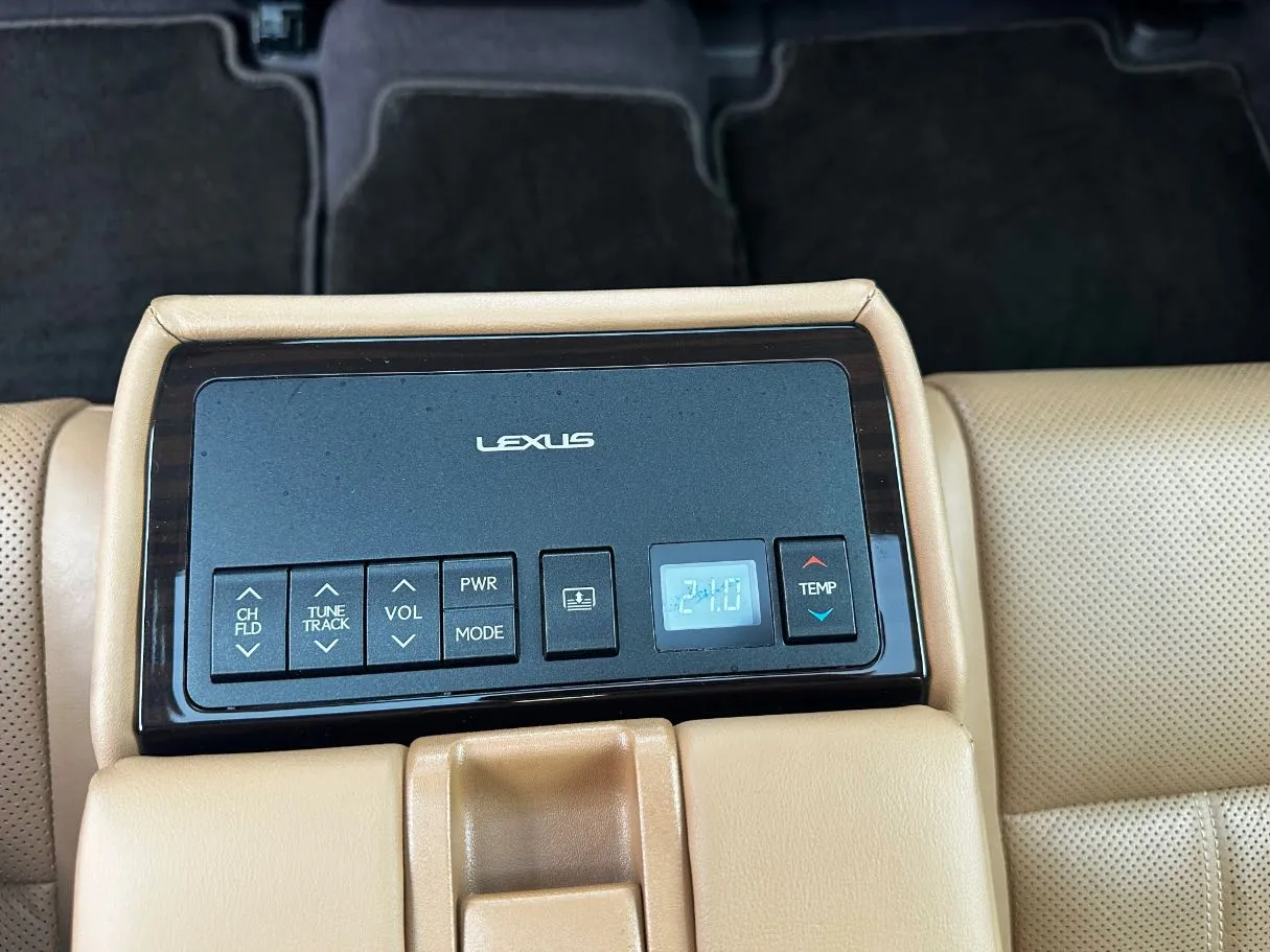 Car image 26