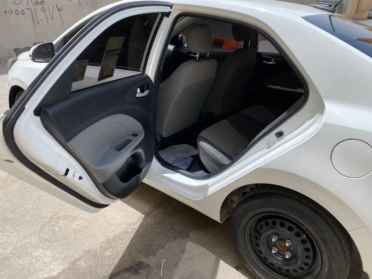 Car image 12