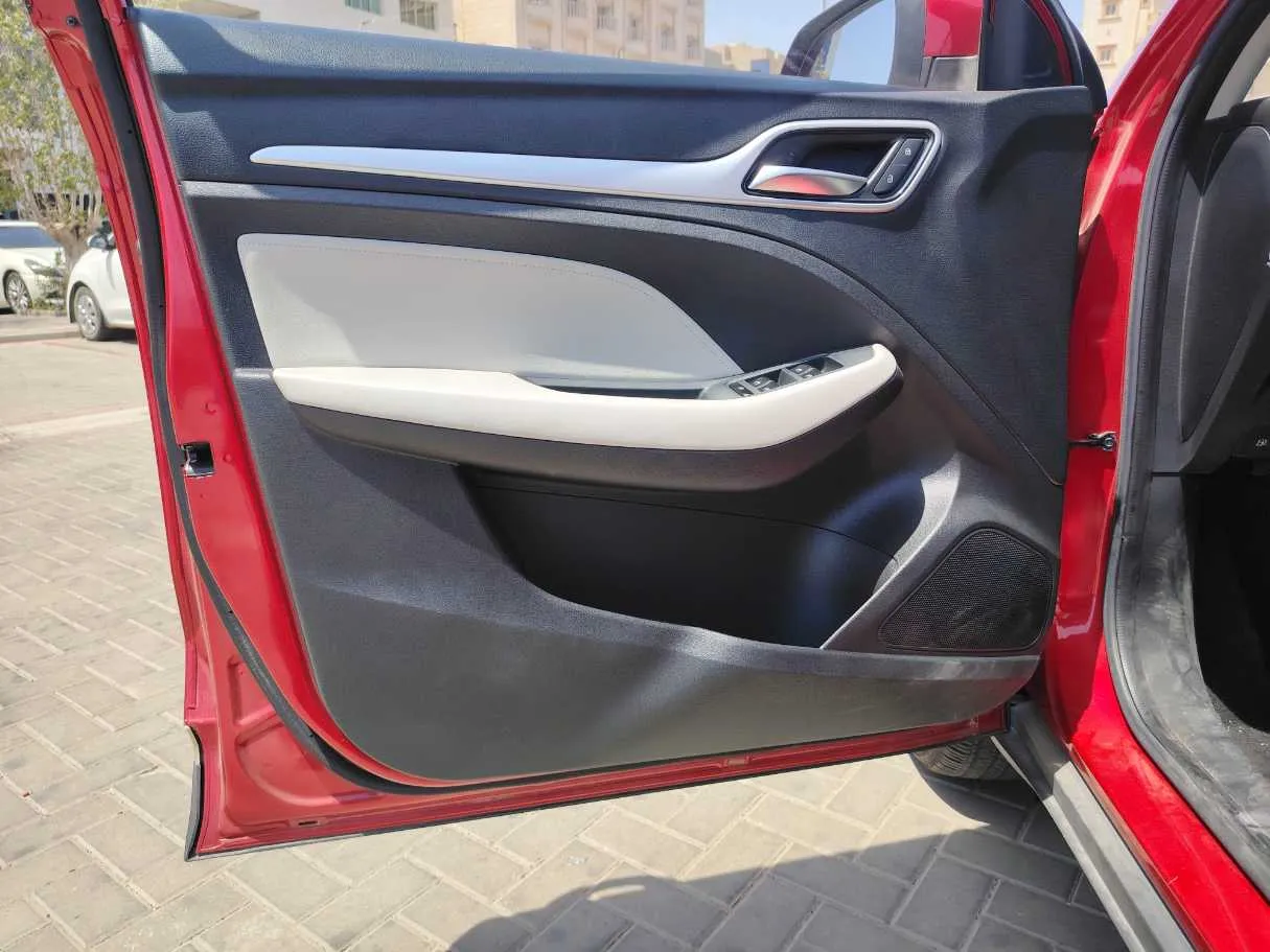 Car image 9