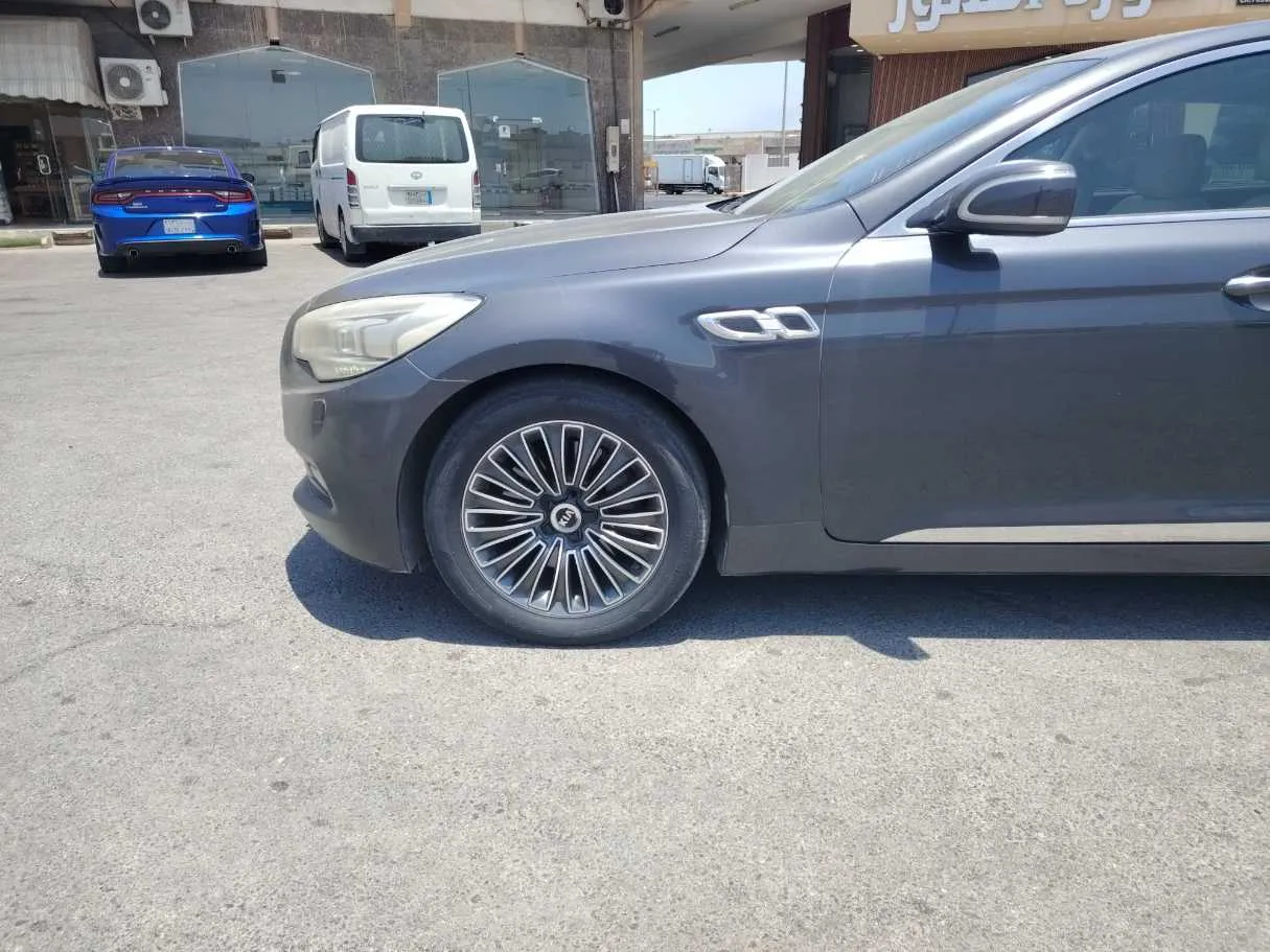 Car image 9