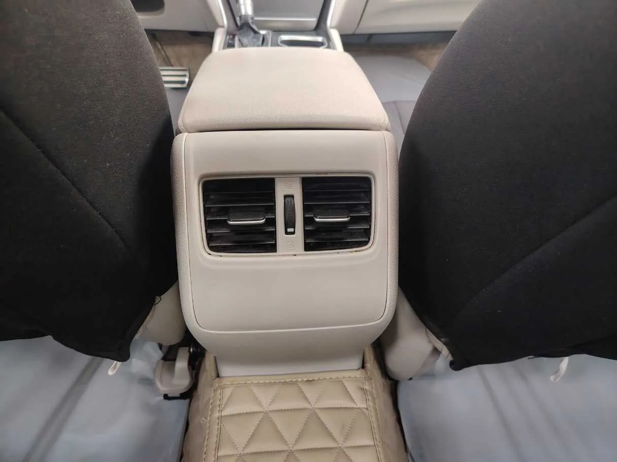 Car image 26