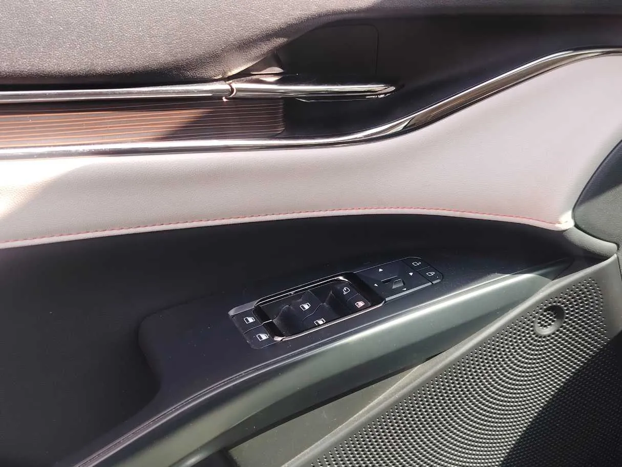 Car image 25
