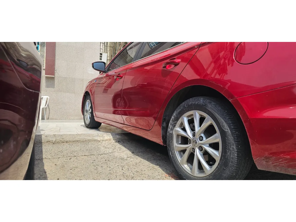 Car image 3