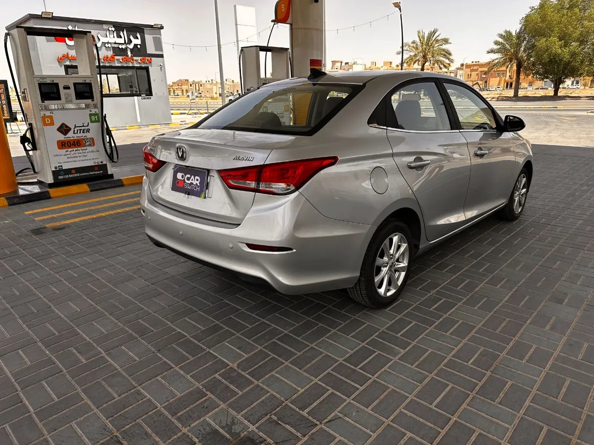 Car image 5
