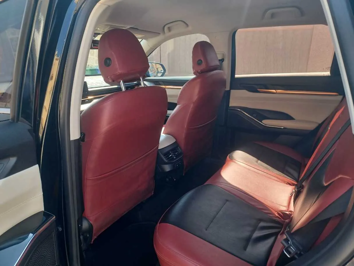 Car image 14