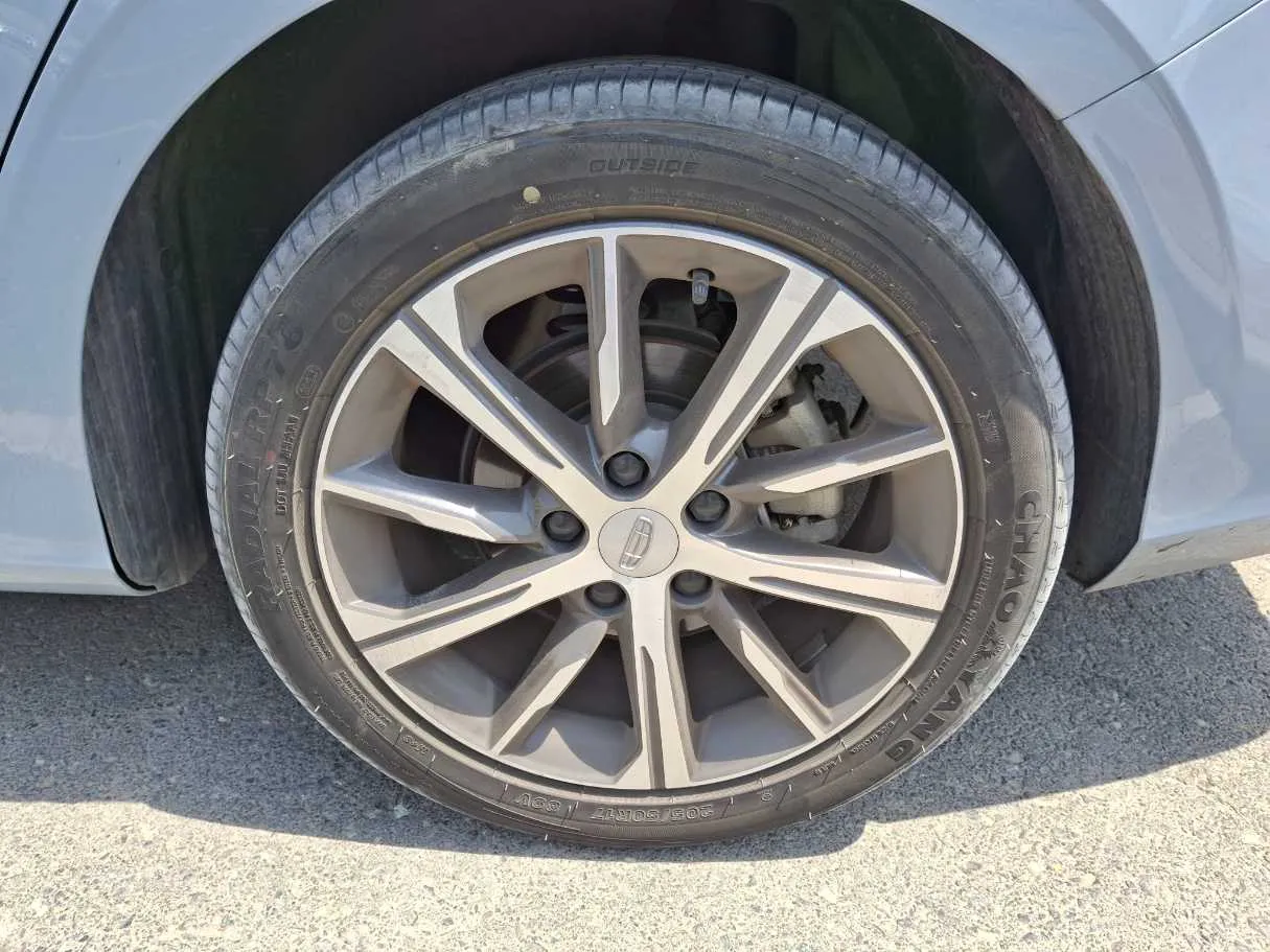 Car image 9