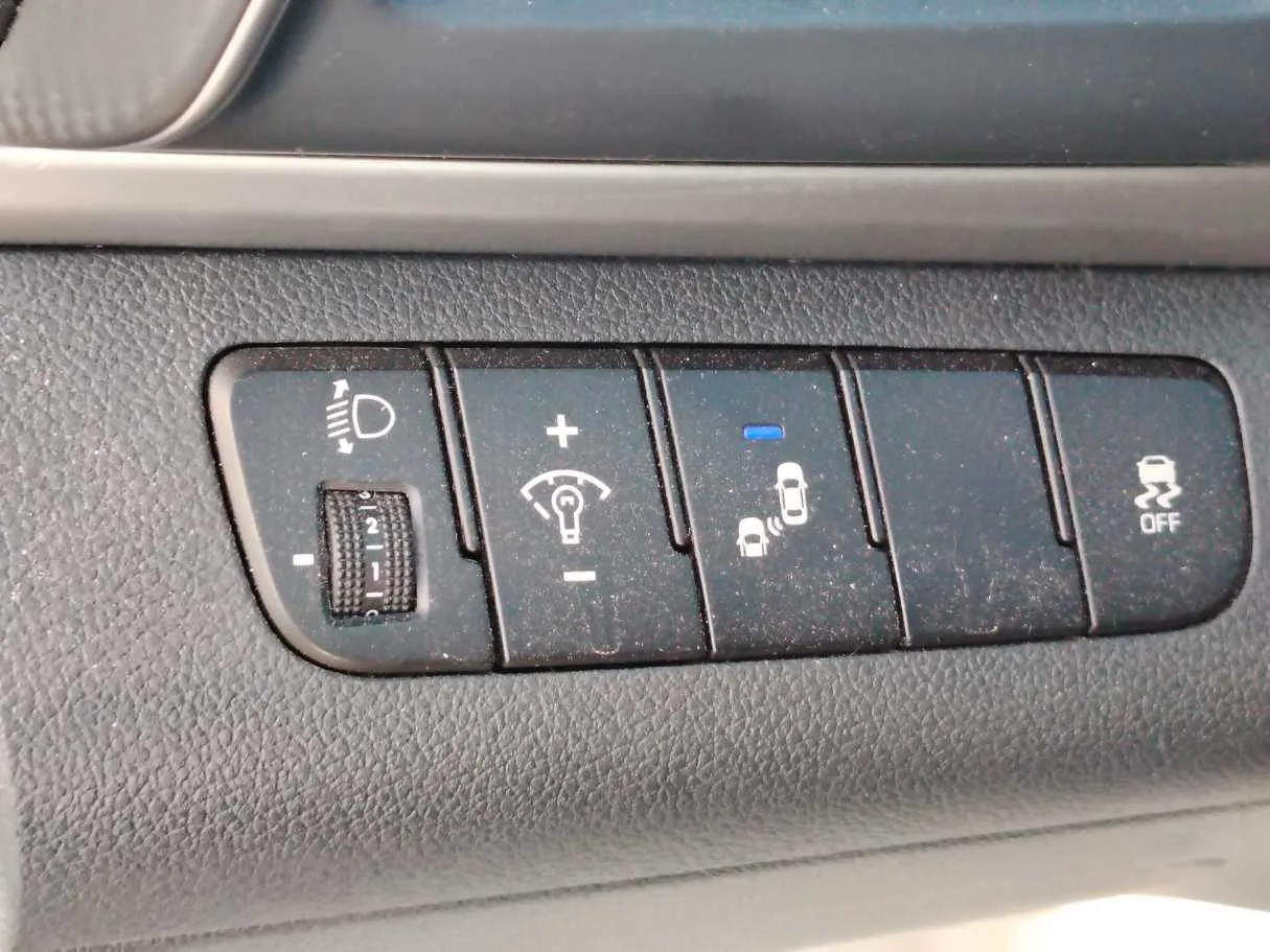 Car image 27