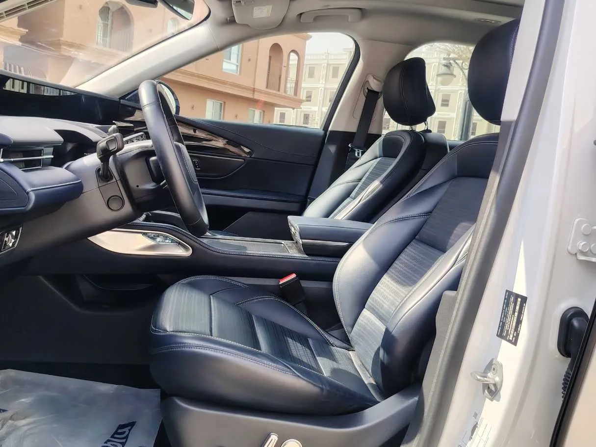 Car image 12