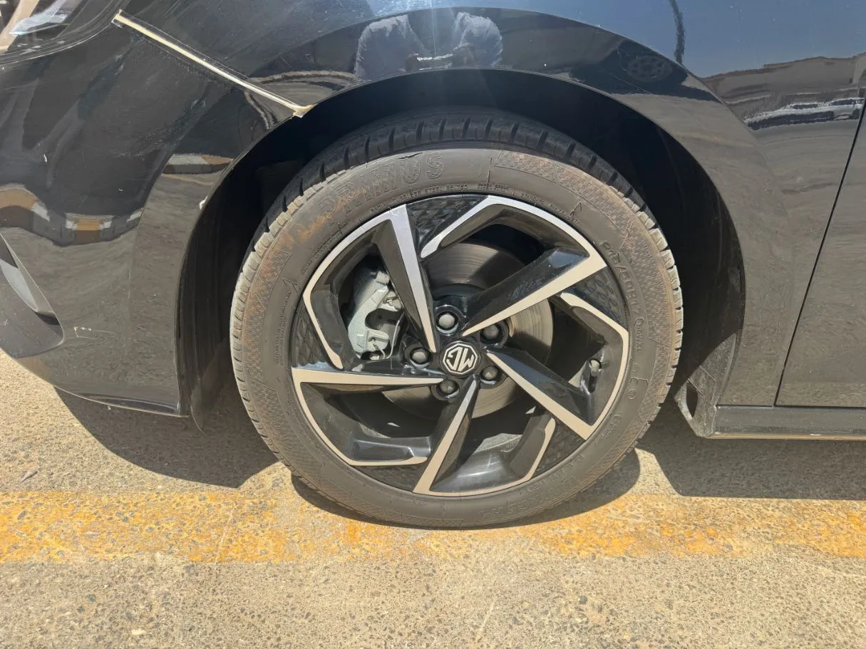 Car image 9