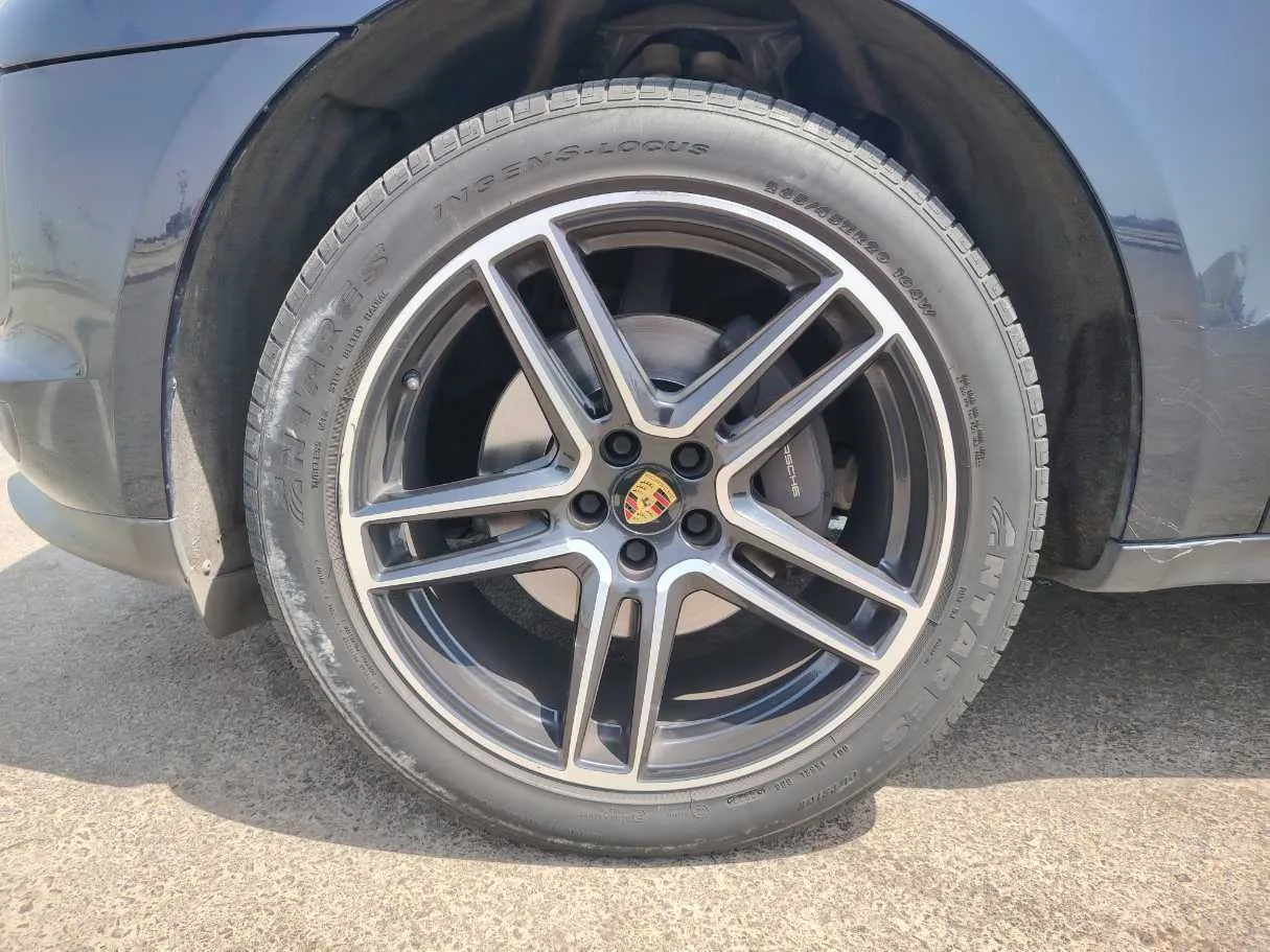 Car image 9