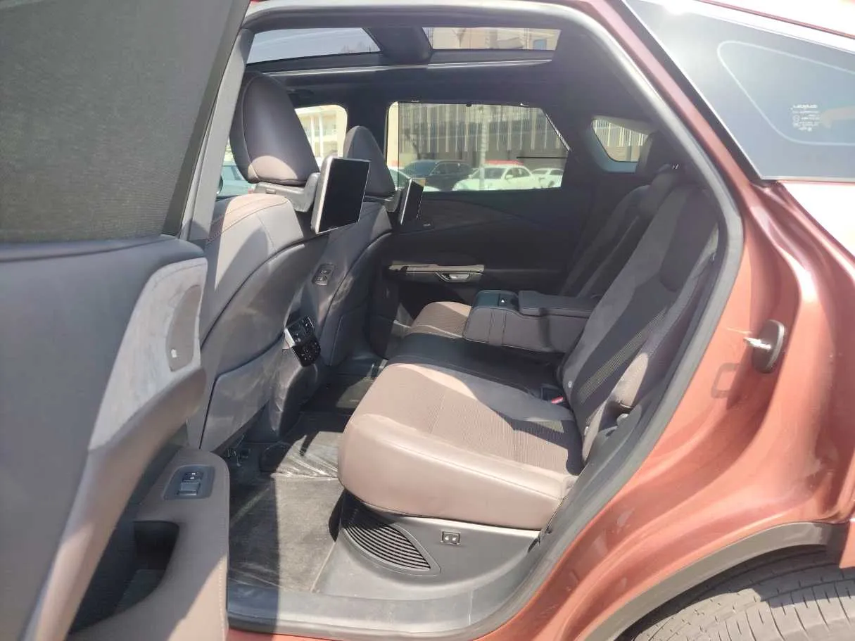 Car image 16
