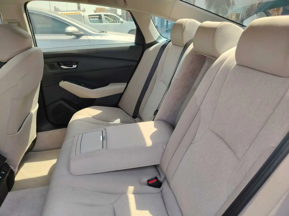 Car image 19