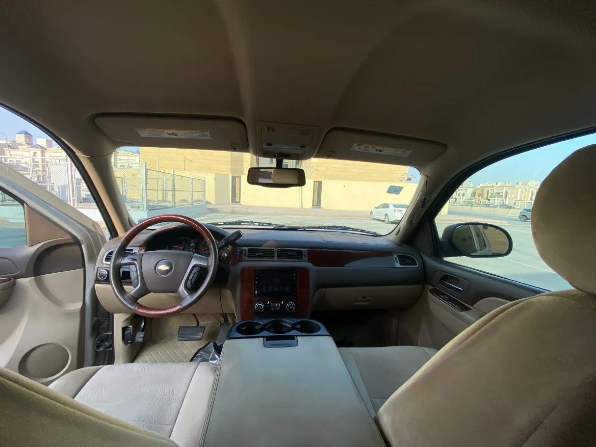 Car image 14