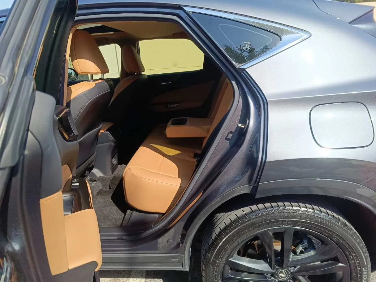 Car image 18