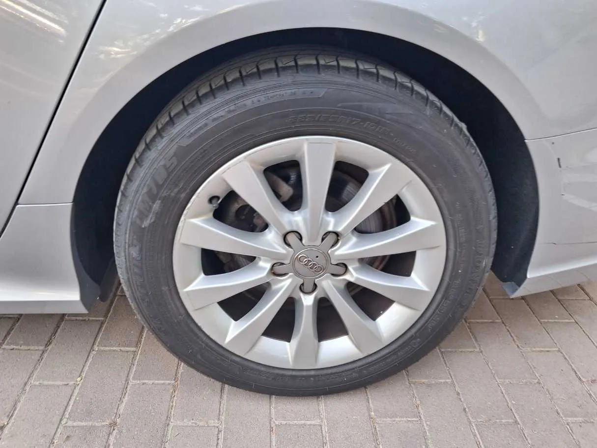 Car image 9