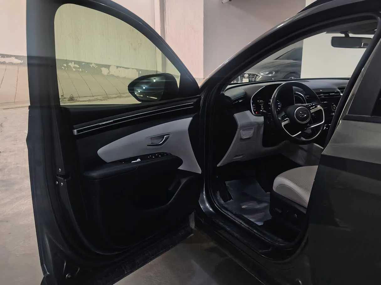 Car image 9