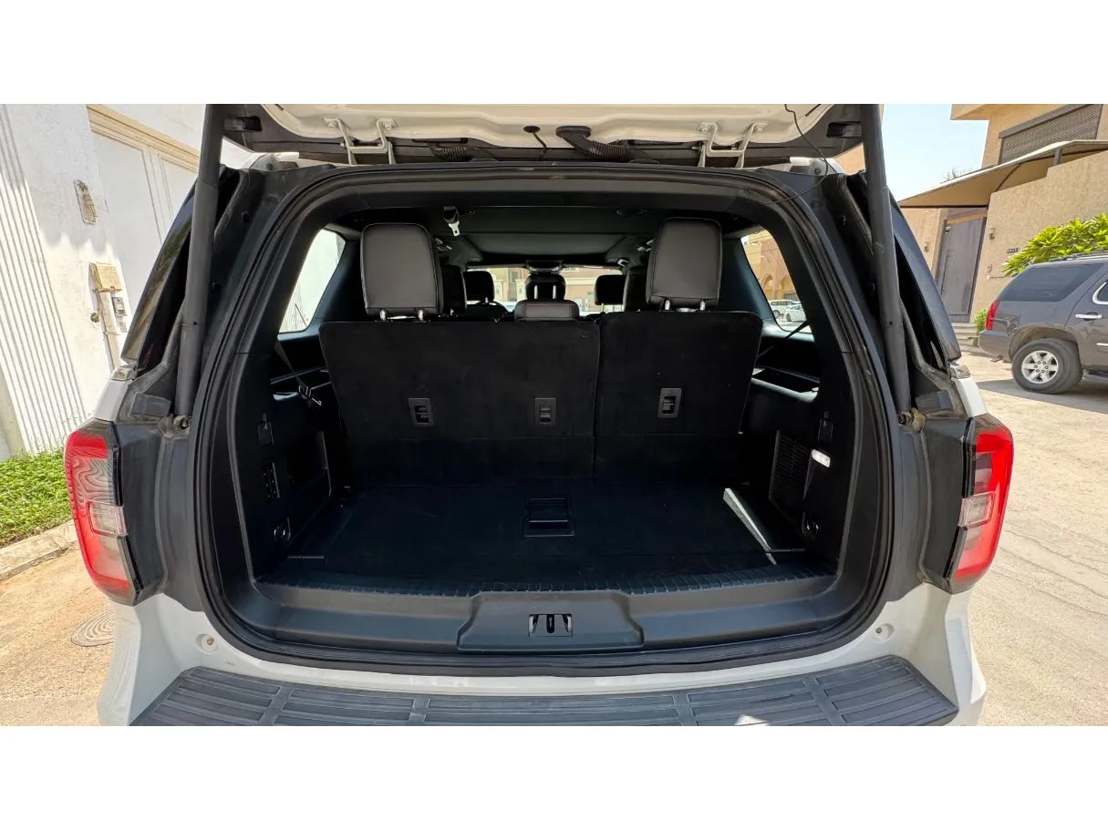 Car image 23