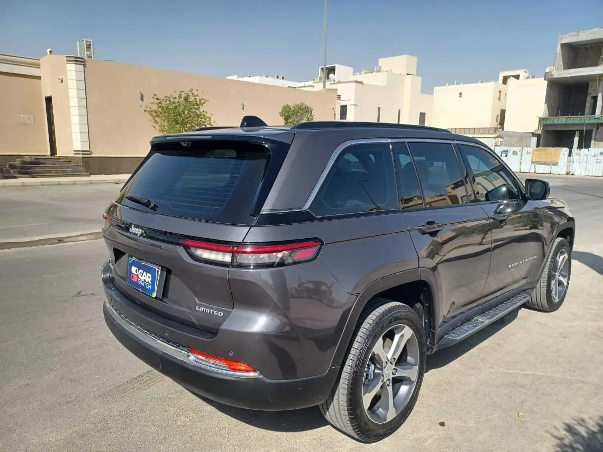 Car image 5