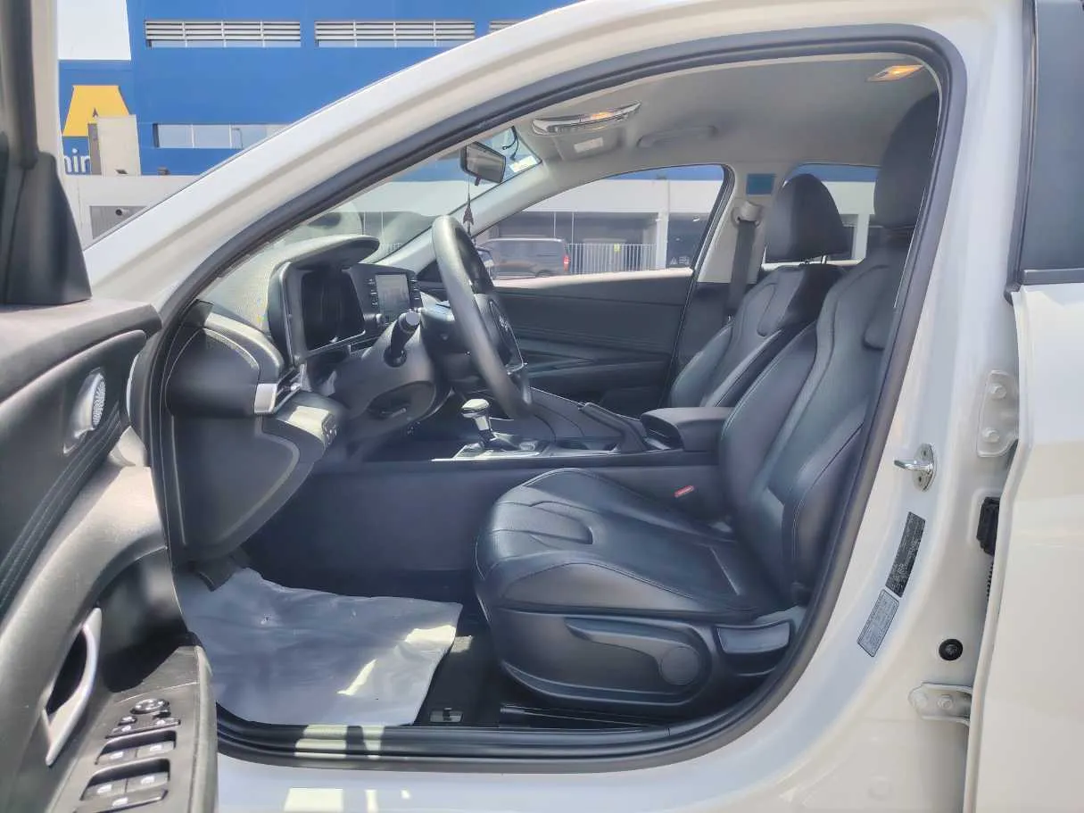 Car image 12