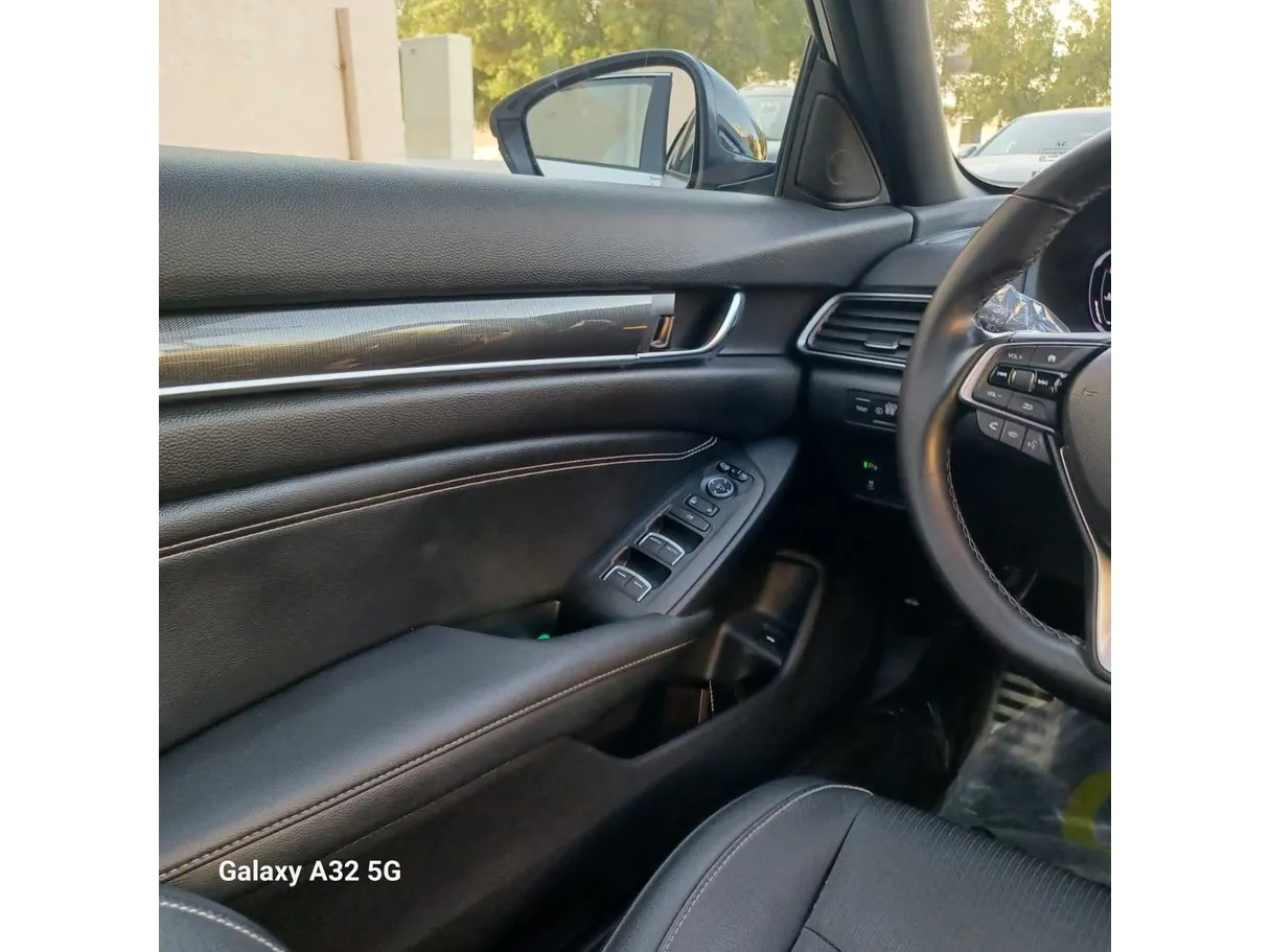 Car image 25