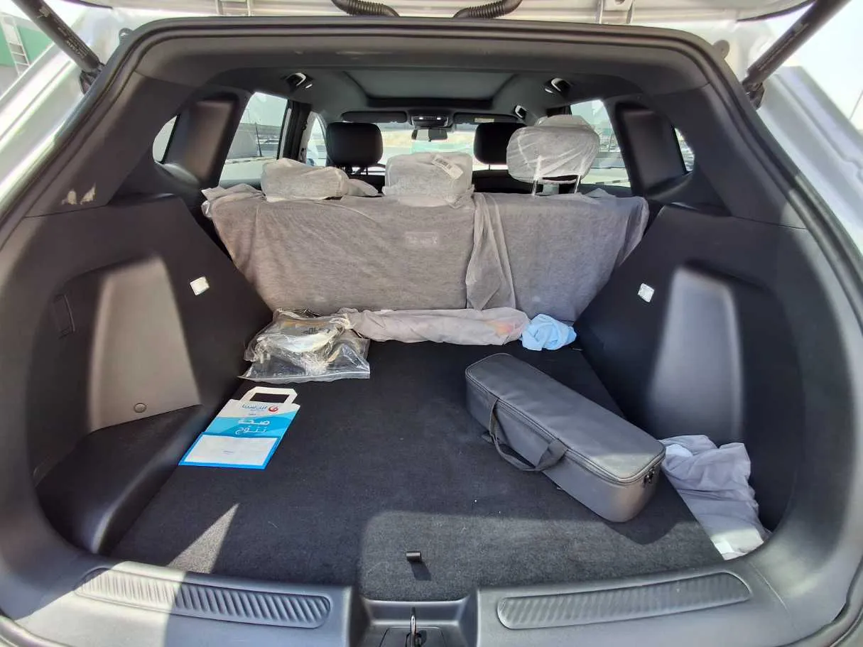 Car image 19