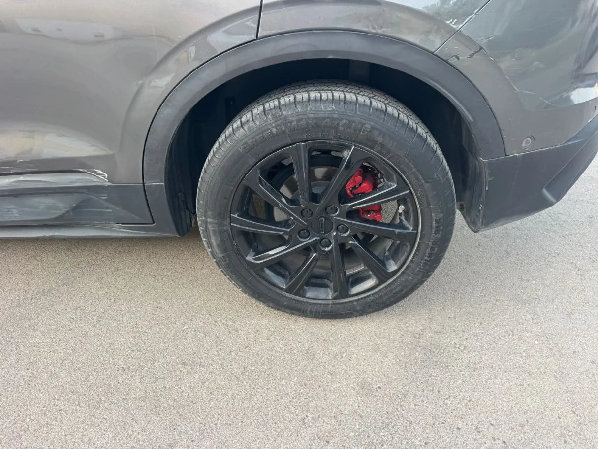Car image 9