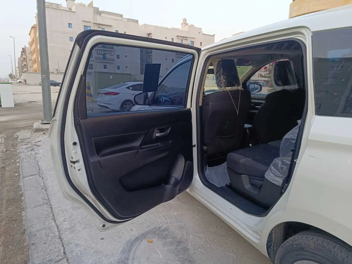 Car image 16