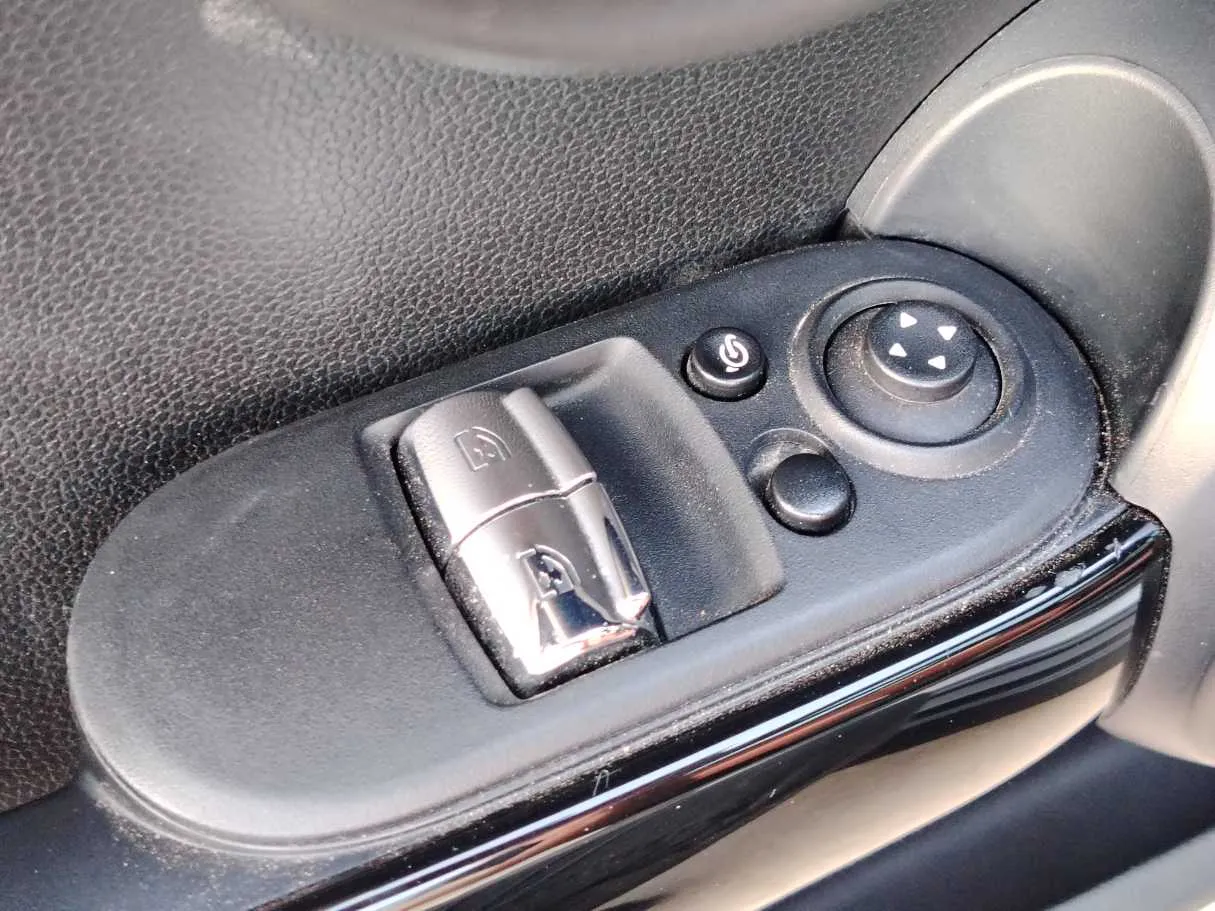 Car image 30