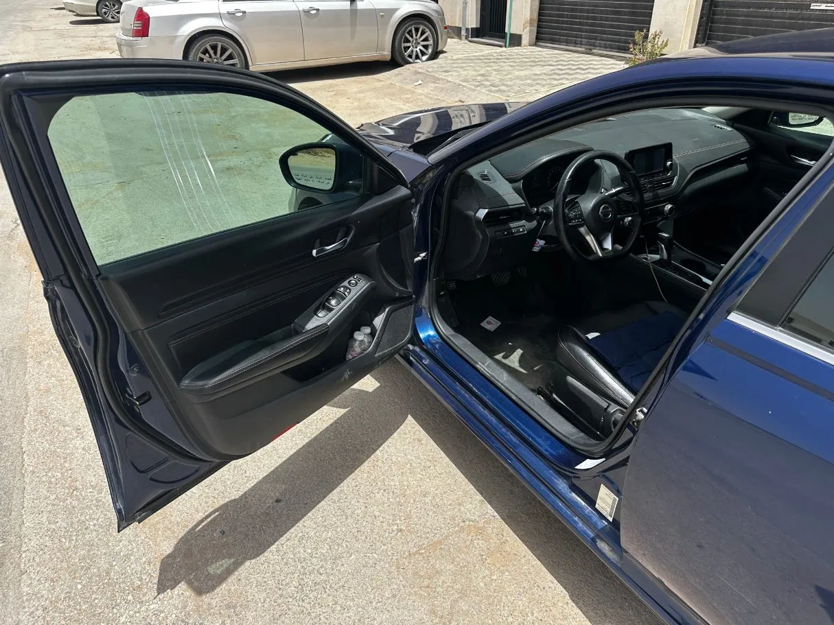 Car image 11