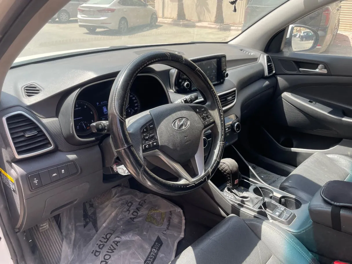 Car image 11
