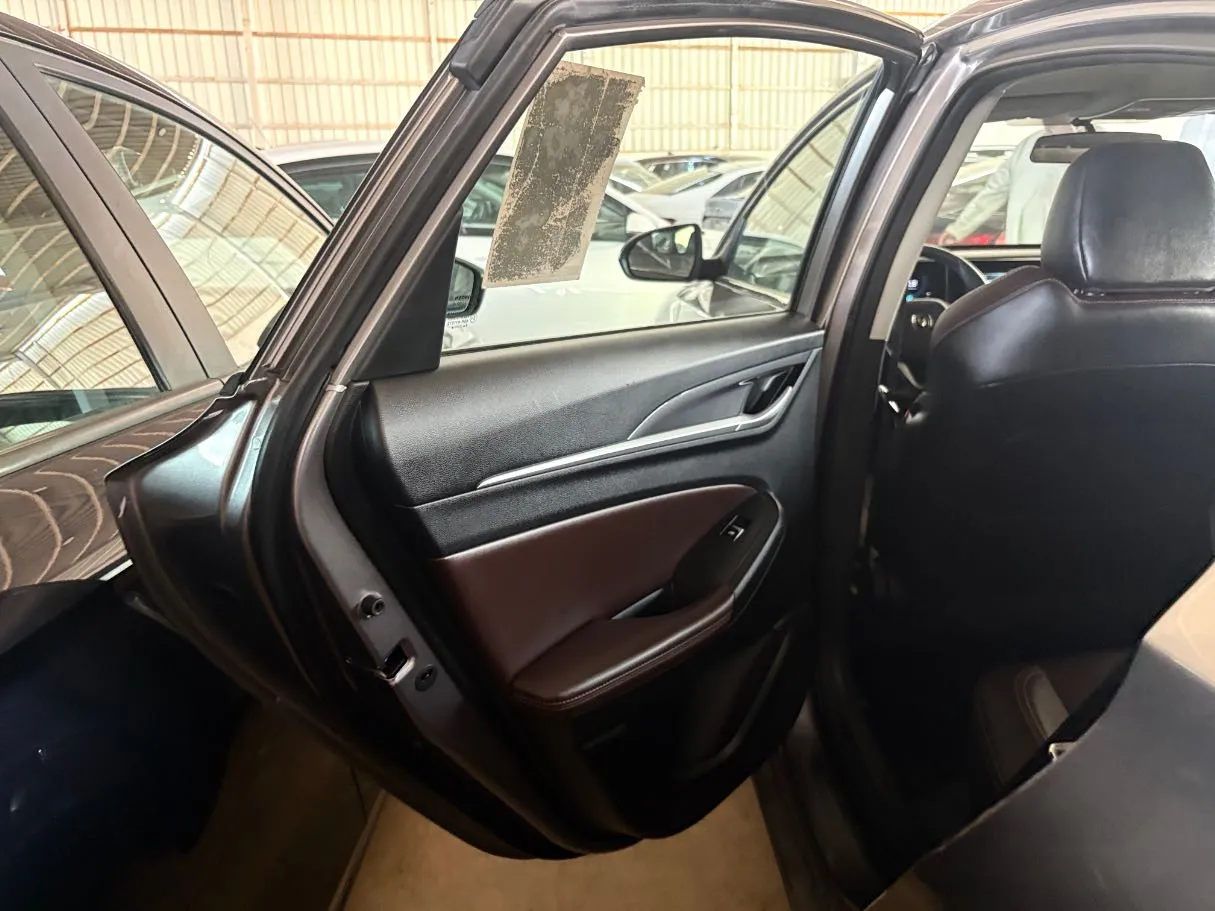 Car image 13