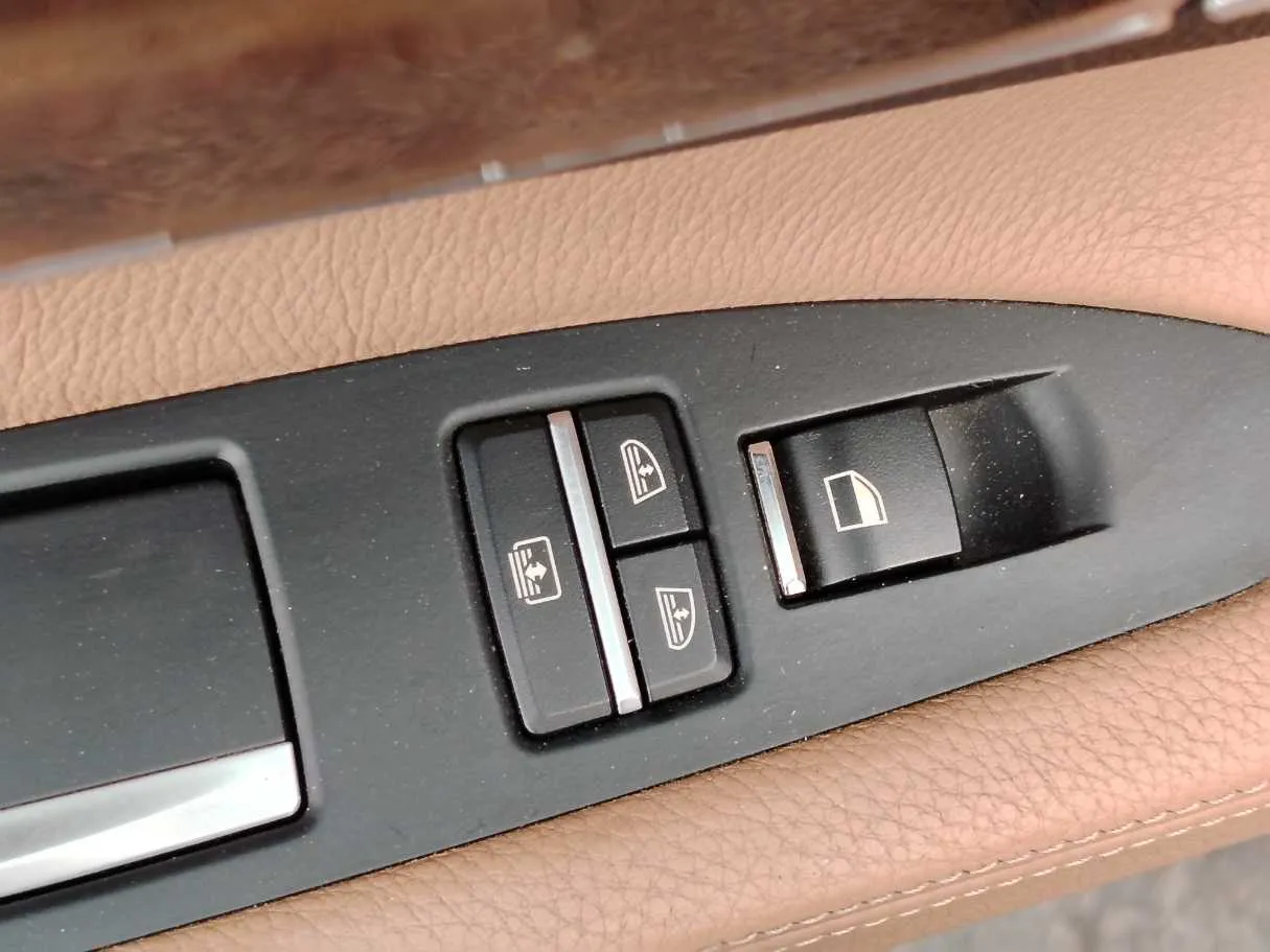 Car image 38