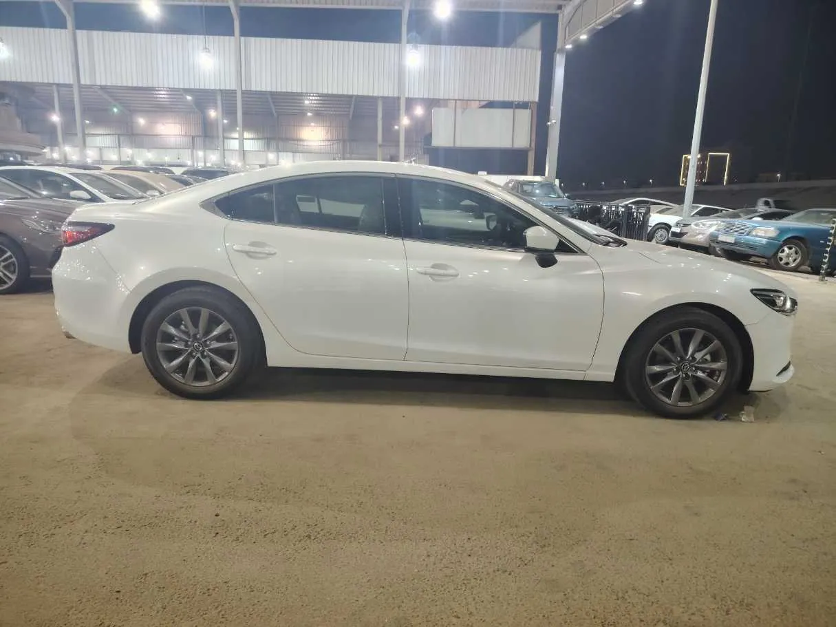 Car image 4