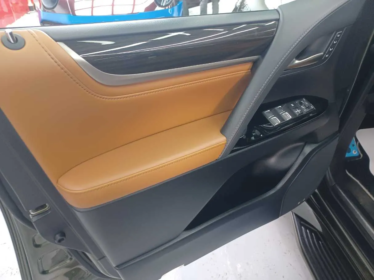 Car image 10