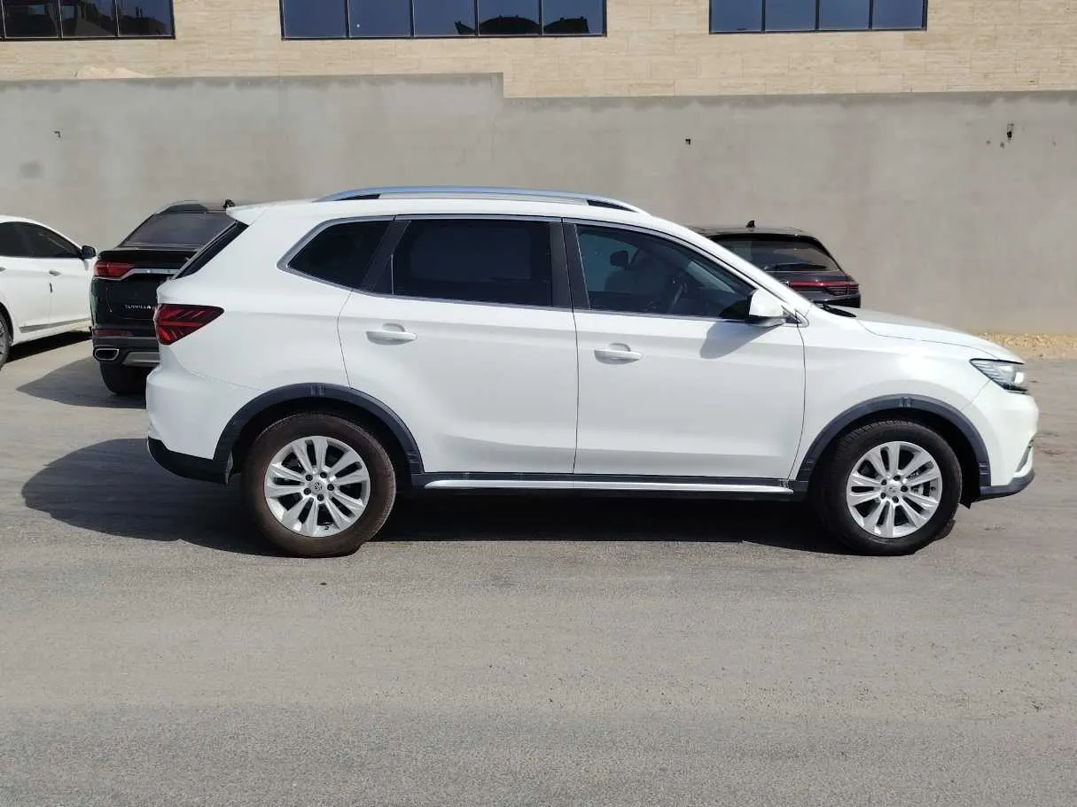 Car image 4