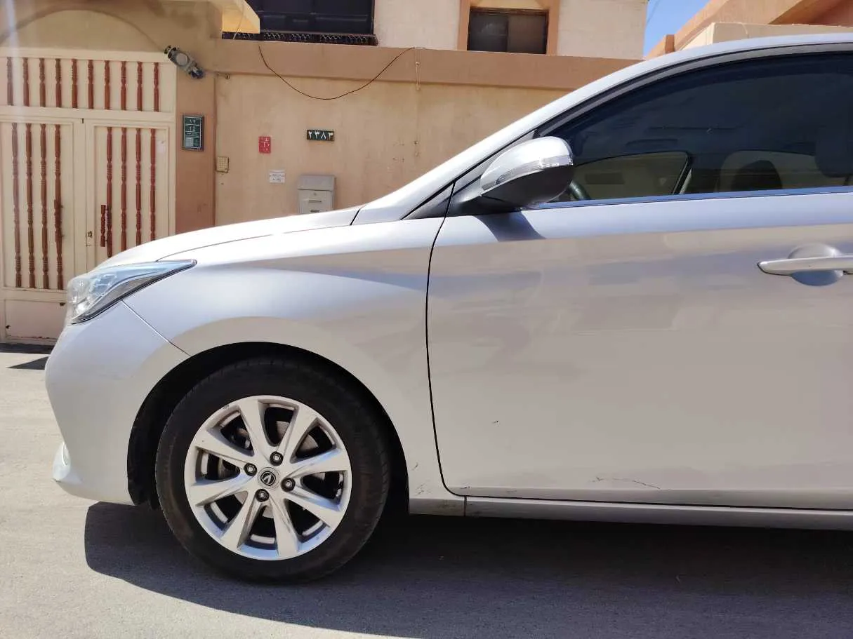 Car image 9