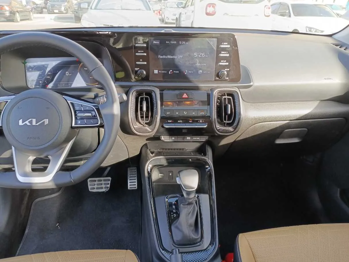 Car image 18