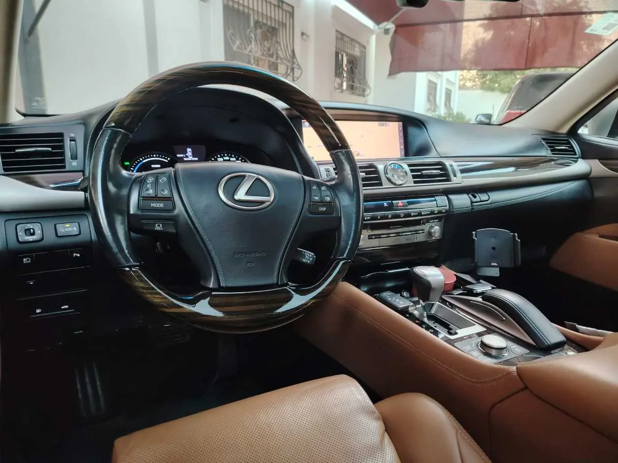 Car image 24