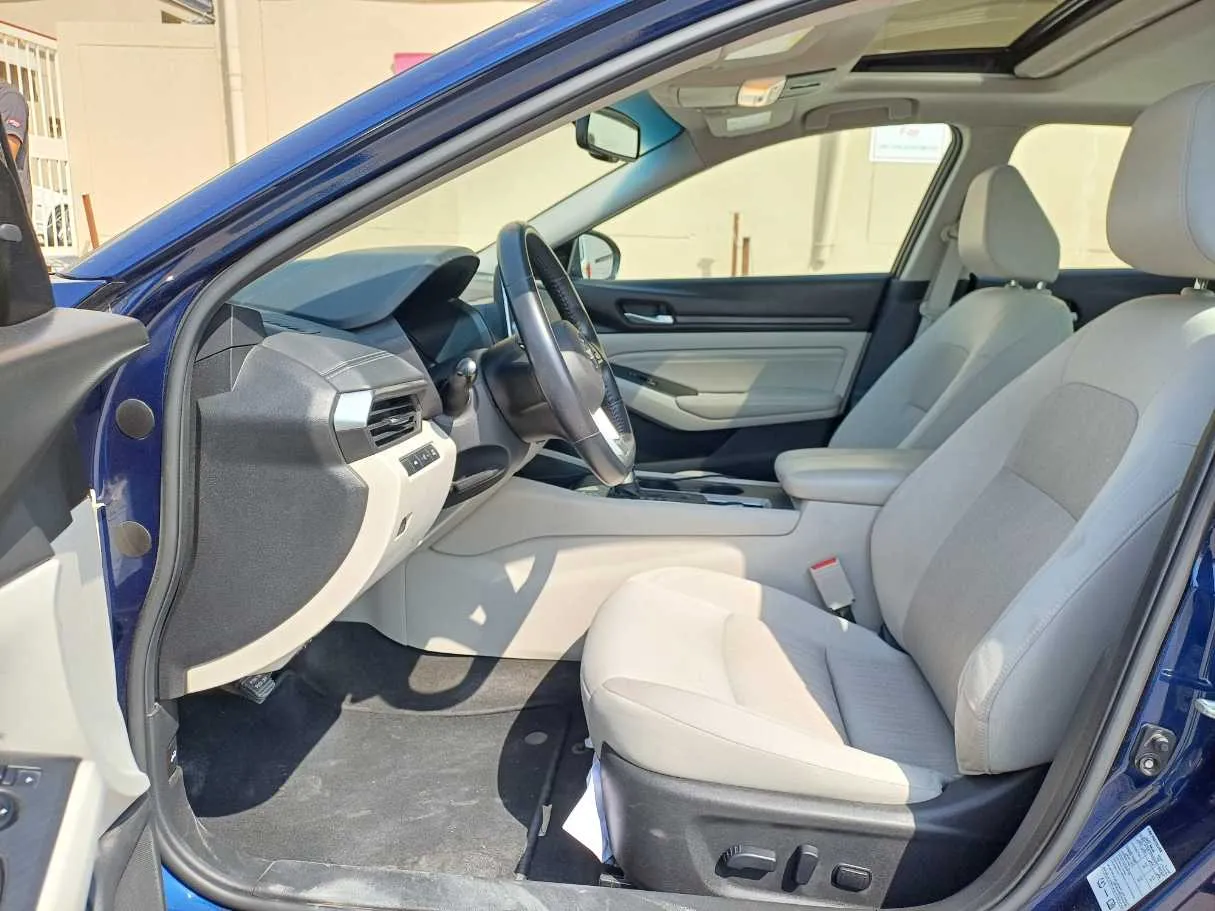 Car image 12